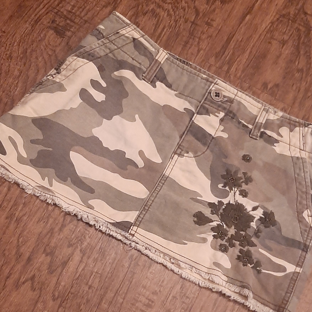 Junior Roxy camouflage skirt. Size 5.